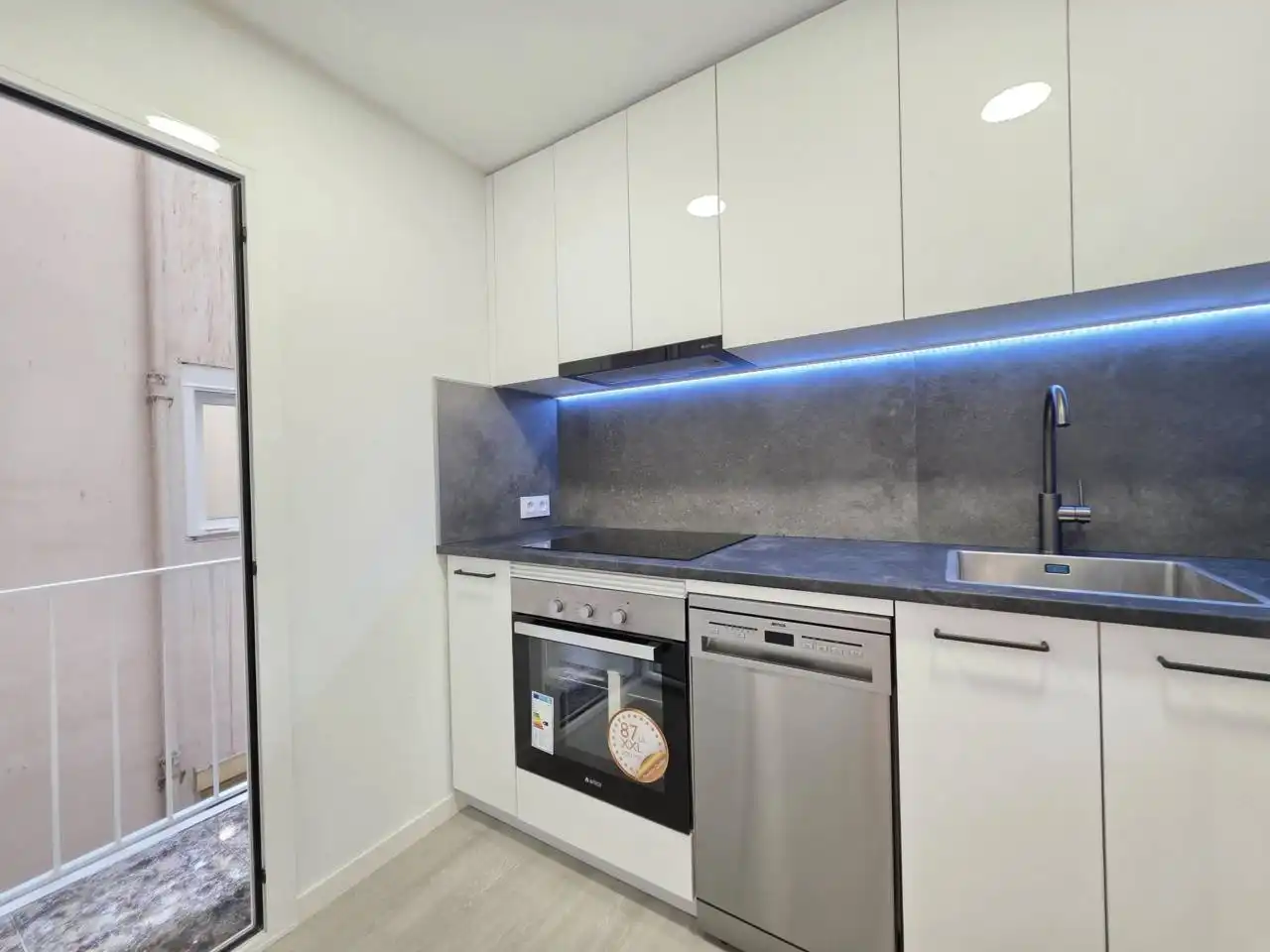 Küche von Wohnung zum Verkauf in Barcelona mit Klimaanlage, Parkett und Terrasse