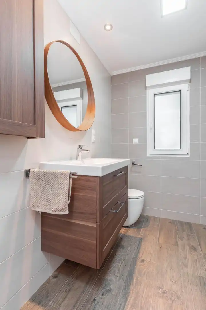 Bathroom of Apartments for sale in San Martín del Rey Aurelio  with Heating, Parquet flooring and Storage room