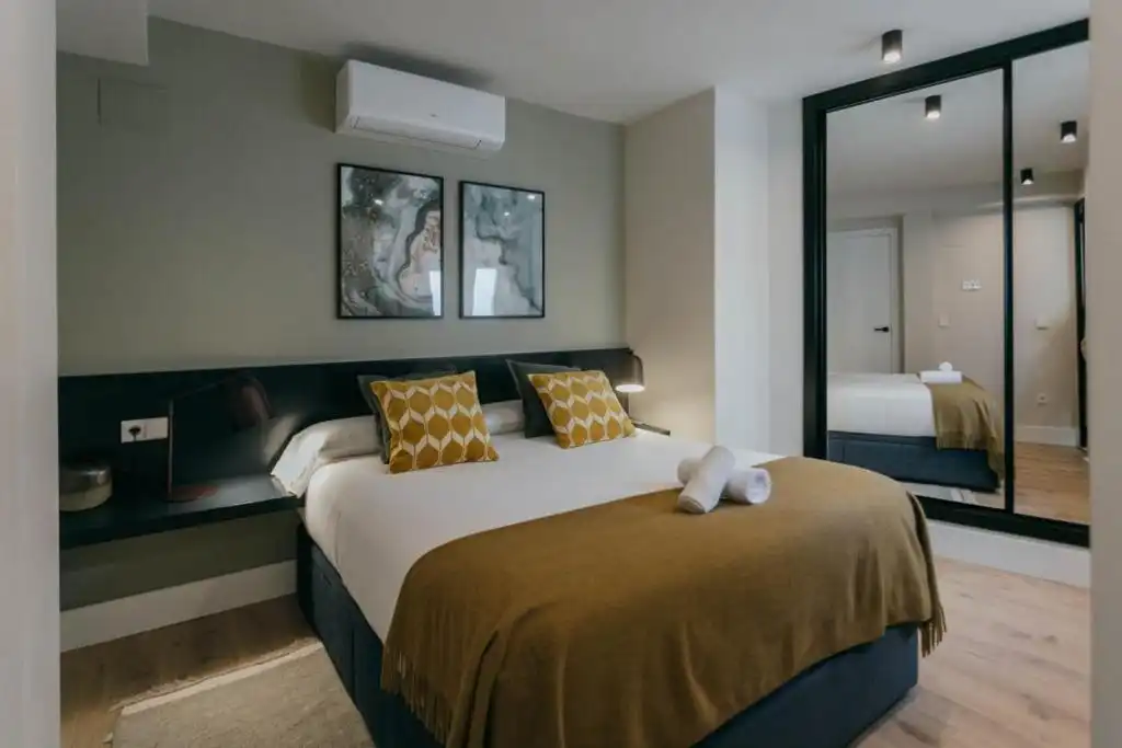 Bedroom of Flat for sale in Sevilla  with Air Conditioner, Heating and Furnished