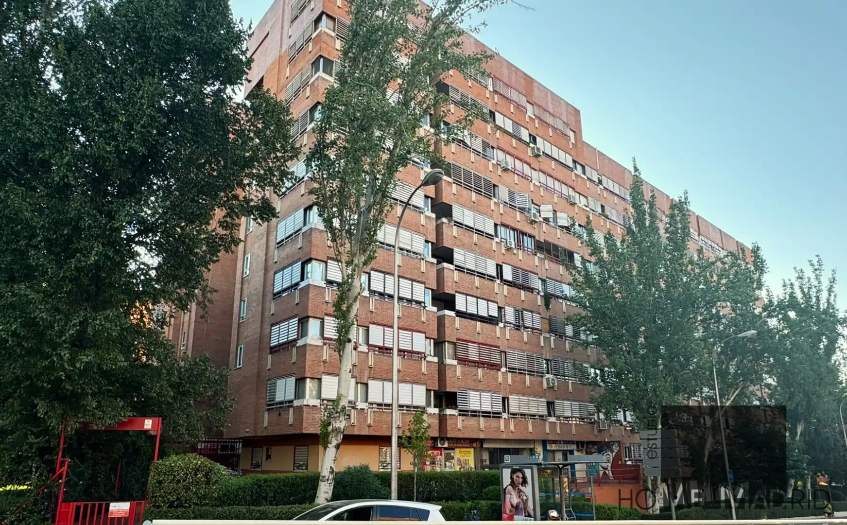 Vista exterior de Pis en venda en Madrid amb Piscina comunitària