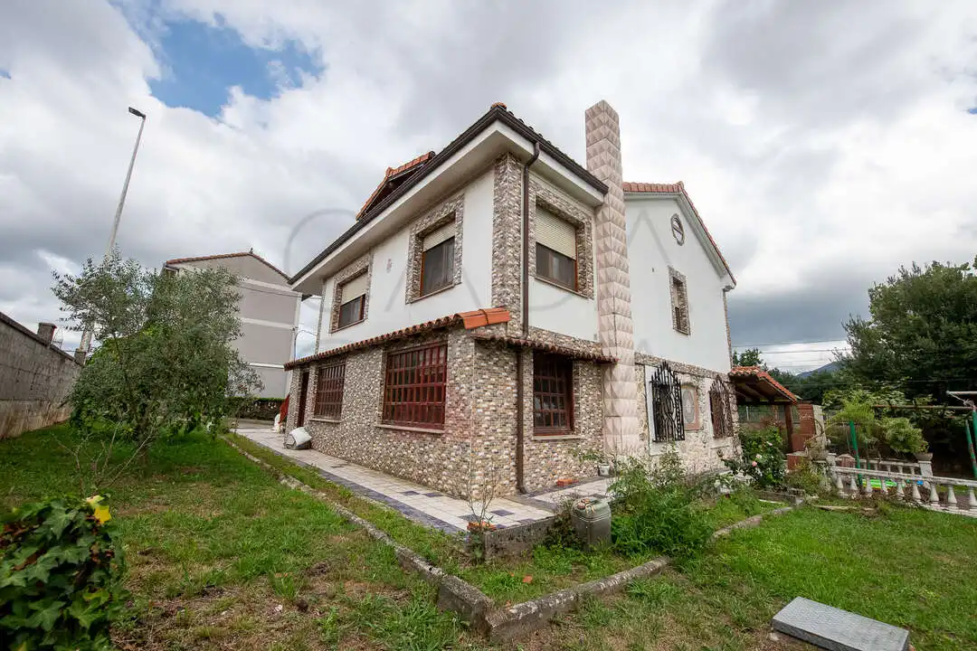Vista exterior de Casa o xalet en venda en El Astillero   amb Calefacció i Jardí privat
