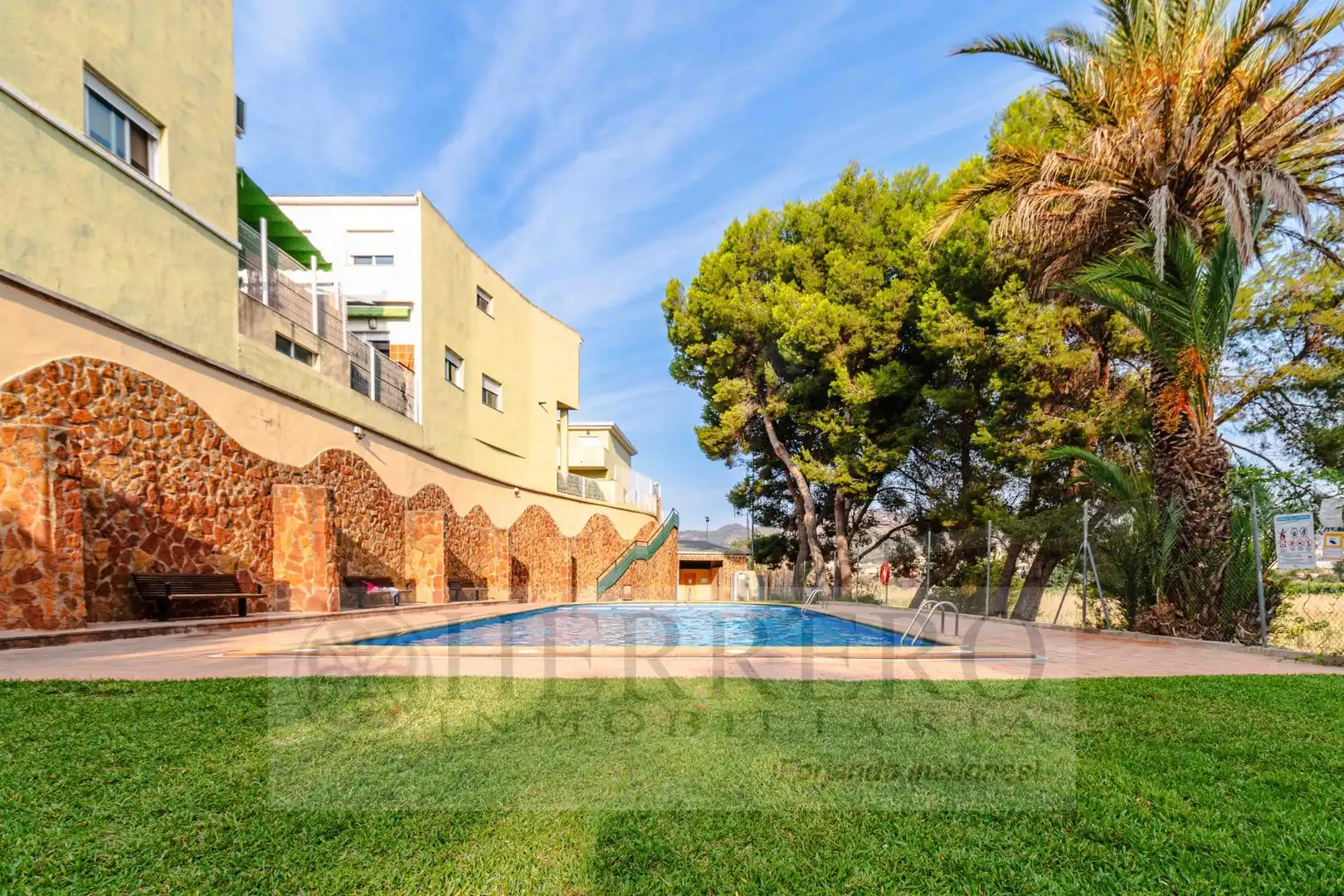 Piscina de Casa adosada en venda en Almoines amb Aire condicionat, Calefacció i Jardí privat