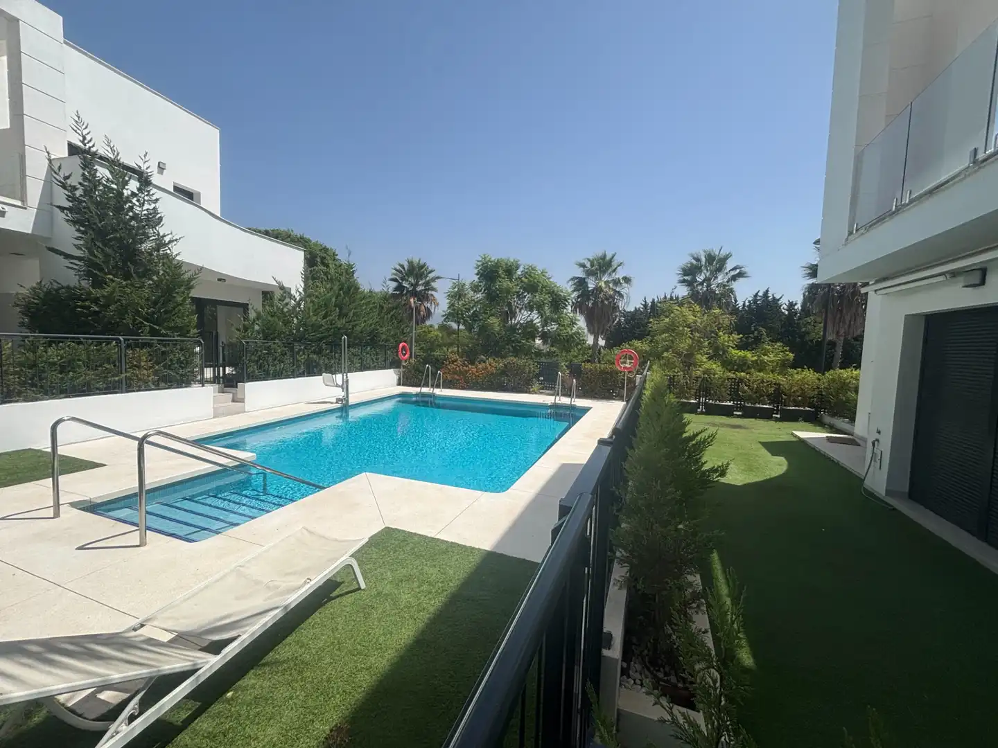Piscina de Casa adosada en venda en Estepona amb Aire condicionat, Calefacció i Jardí privat