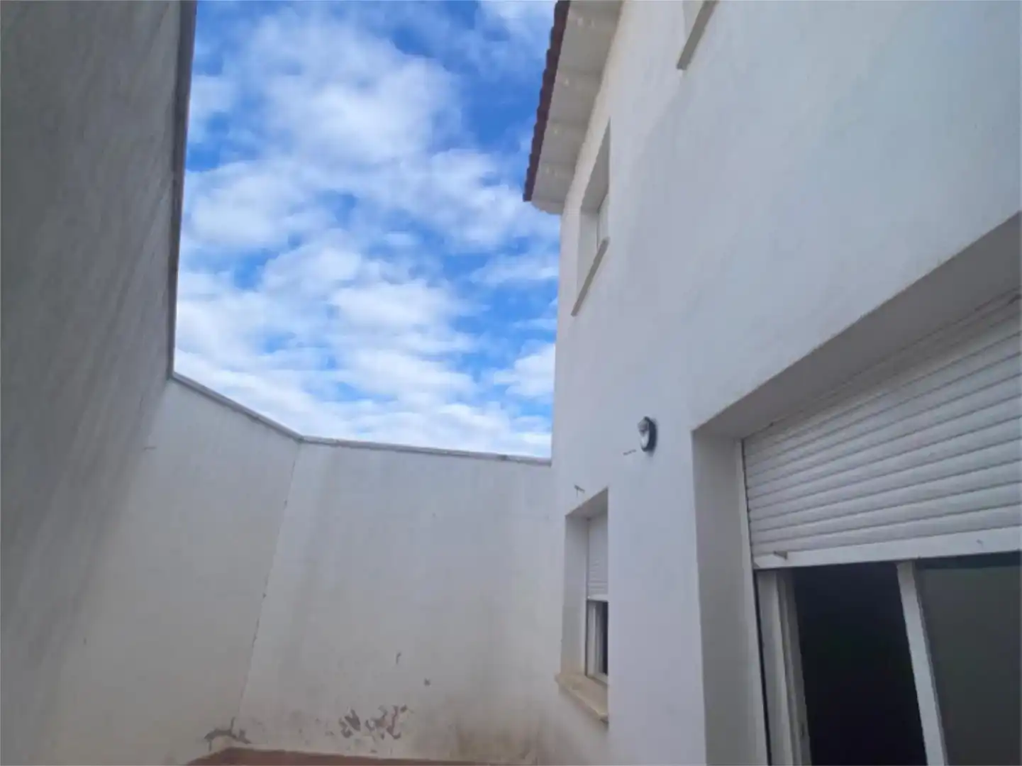 Vista exterior de Casa adosada en venda en Moral de Calatrava amb Balcó