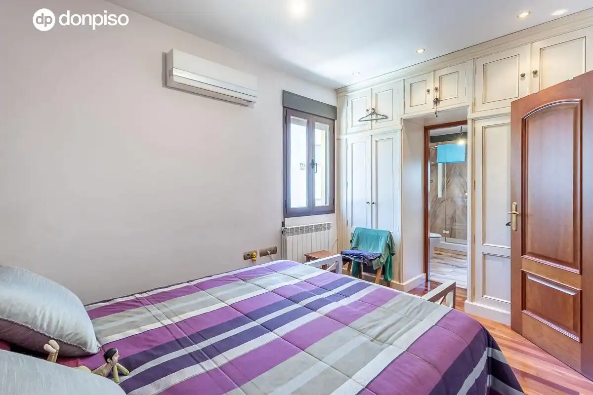 Habitación de Casa o chalet en venta en Granada con Aire acondicionado, Calefacción y Jardín privado