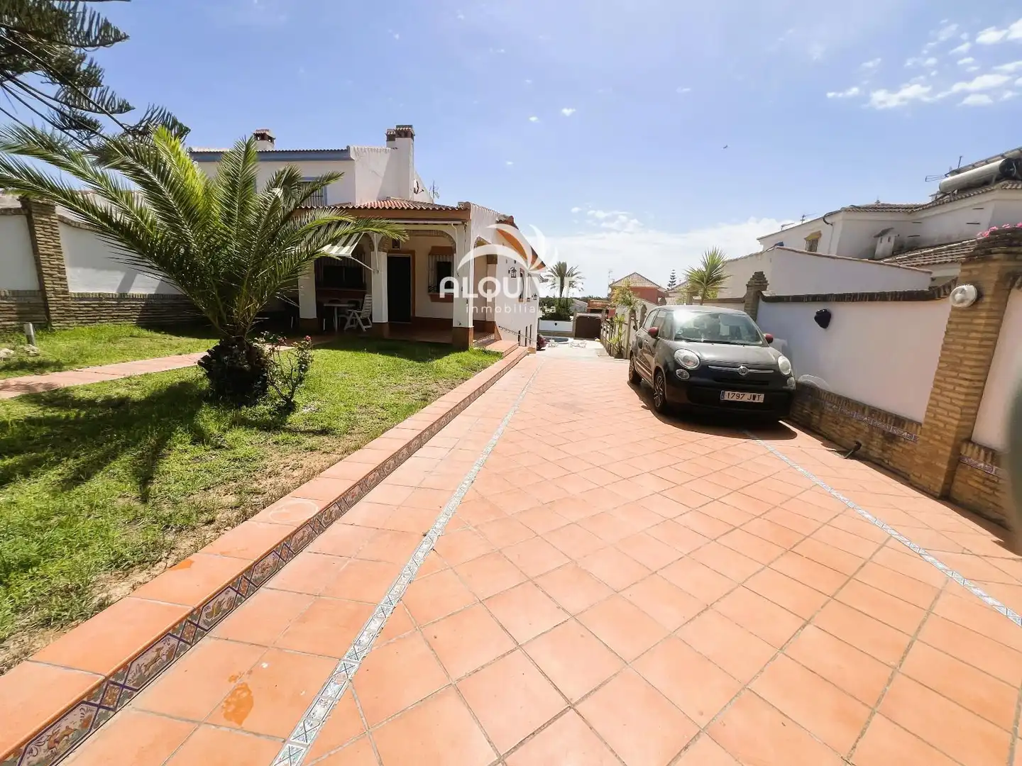 Vista exterior de Casa adosada en venda en Almonte amb Jardí privat, Terrassa i Piscina