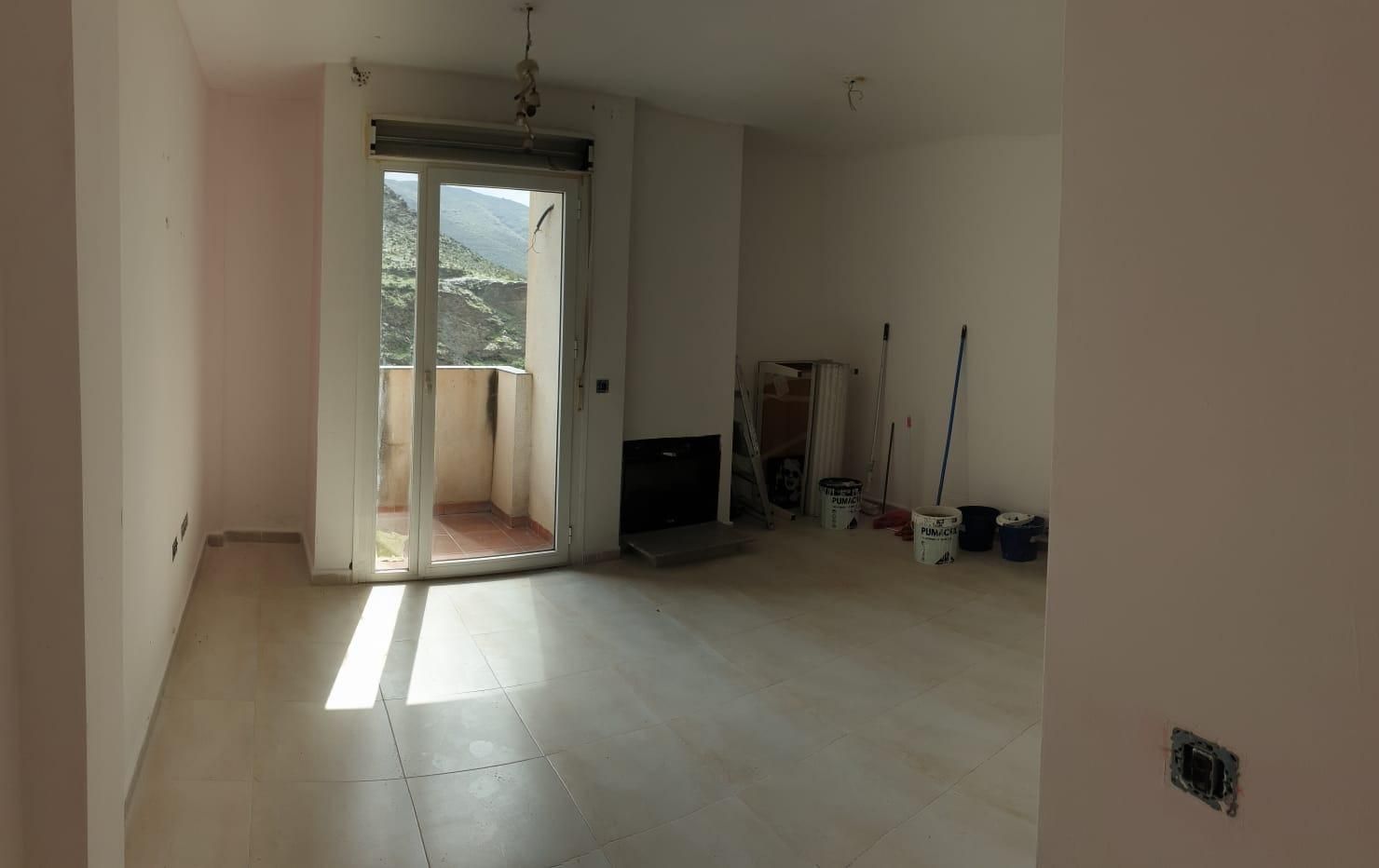 Sala d'estar de Apartament en venda en Nacimiento amb Balcó i Piscina comunitària