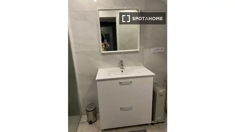 Bathroom of Flat for rent in Valencia  with Air Conditioner, Heating and Furnished