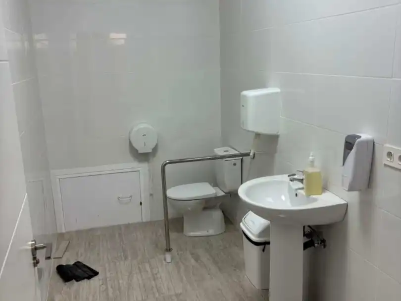 Baño de Local de alquiler en La Unión con Aire acondicionado