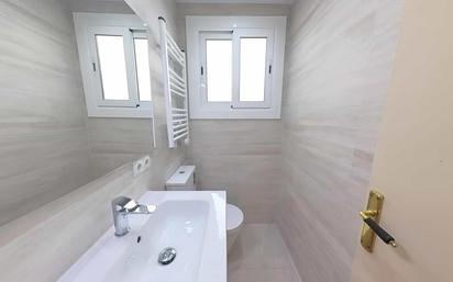 Badezimmer von Wohnung zum verkauf in Santa Coloma de Gramenet mit Terrasse und Balkon