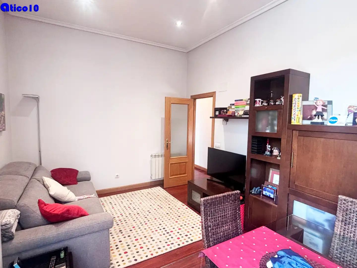 Sala d'estar de Pis en venda en Oviedo  amb Calefacció, Moblat i Forn