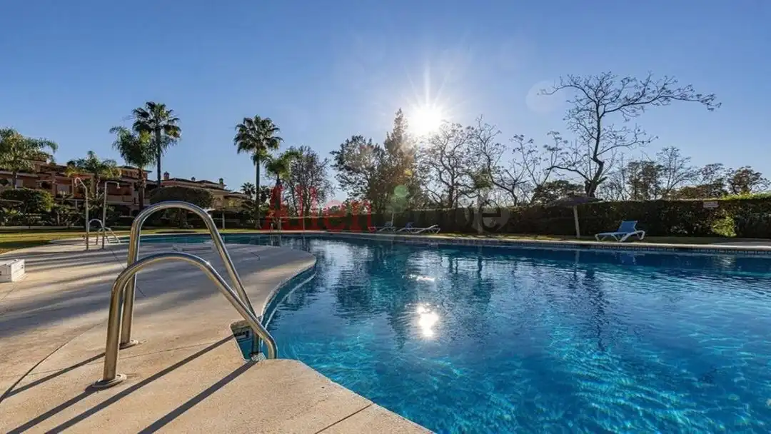 Flat with terrace for sale in San Pedro de Alcántara, imagen 2