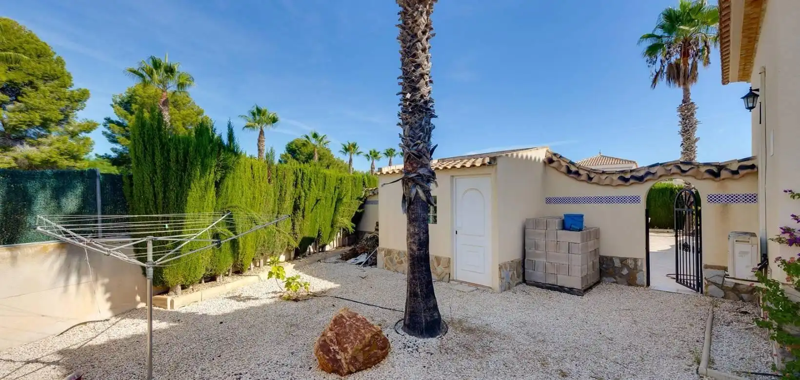 Vista exterior de Casa o xalet en venda en Orihuela amb Aire condicionat, Calefacció i Jardí privat