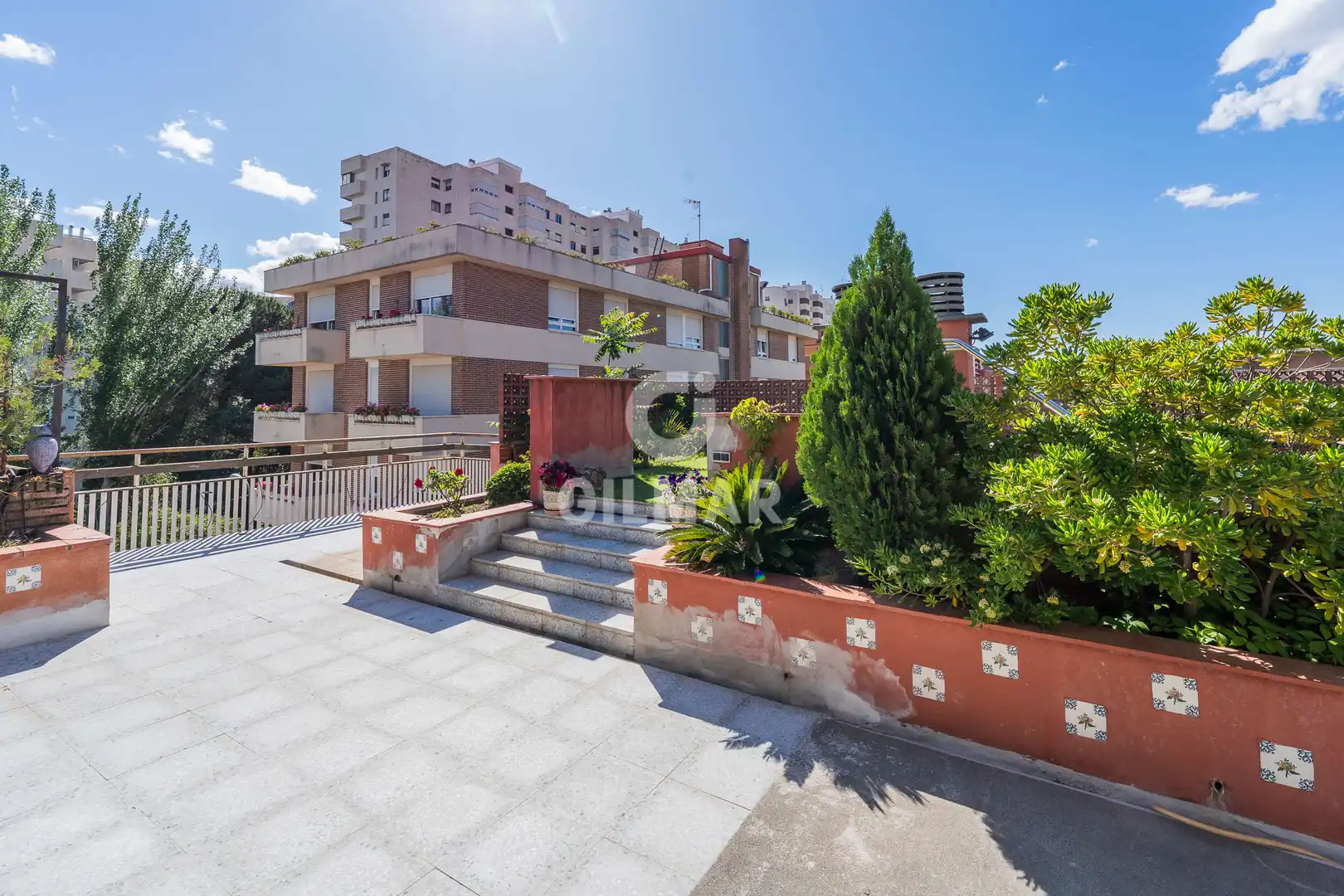 Vista exterior de Àtic en venda en Madrid amb Calefacció, Jardí privat i Piscina