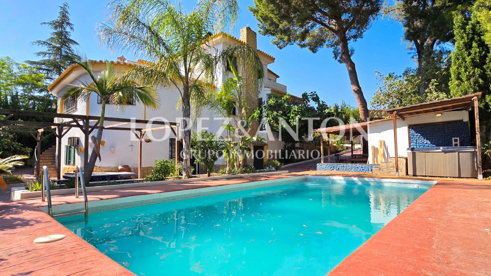 Vista exterior de Casa o xalet en venda en San Antonio de Benagéber amb Aire condicionat, Calefacció i Jardí privat