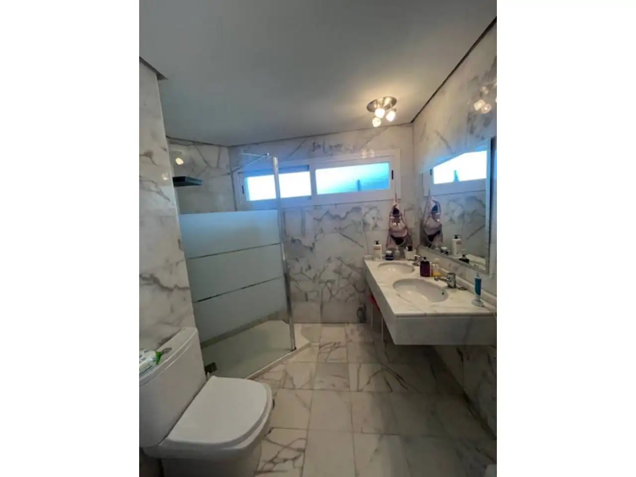 Badezimmer von Einfamilien-Reihenhaus zum Verkauf in Estepona mit Klimaanlage, Privatgarten und Parkett
