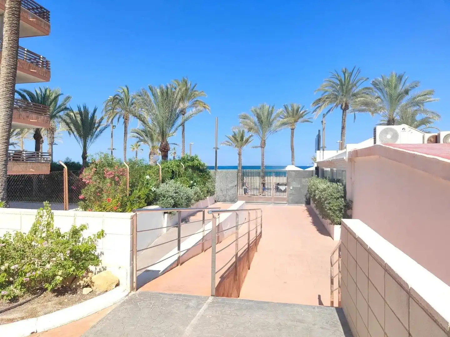 Vista exterior de Pis de lloguer en Alicante / Alacant amb Aire condicionat, Calefacció i Piscina