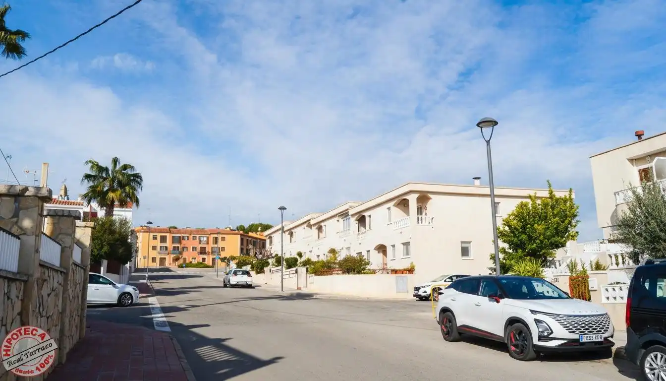 Vista exterior de Casa adosada en venda en Creixell amb Jardí privat, Terrassa i Traster