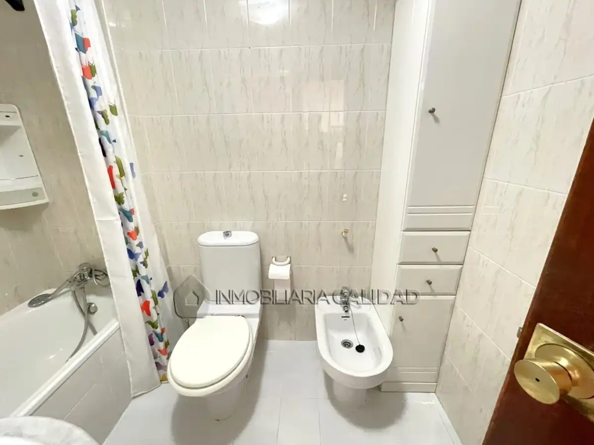 Baño de Piso de alquiler en Burgos con Calefacción y Amueblado