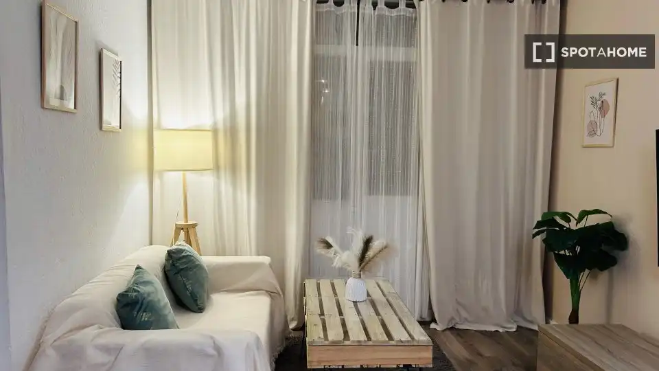 Room in Canyelles