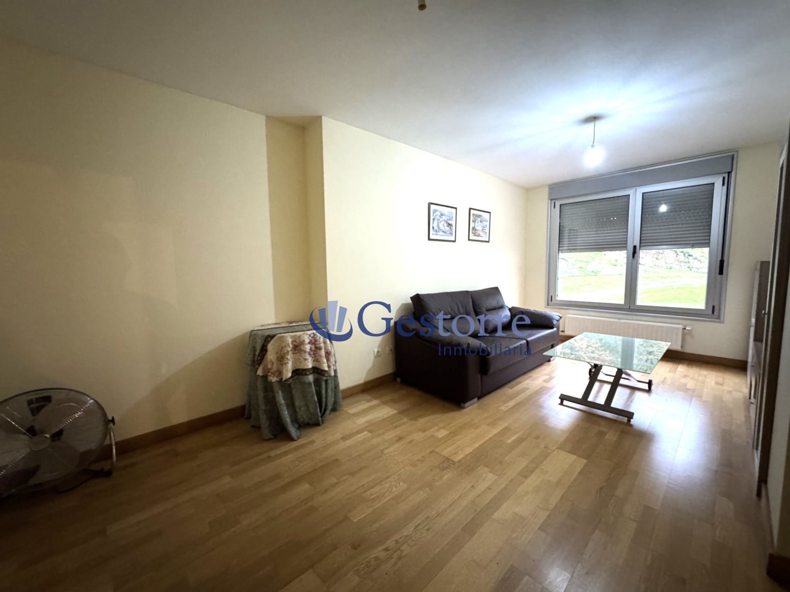 Sala d'estar de Pis en venda en Oviedo  amb Calefacció, Parquet i Traster