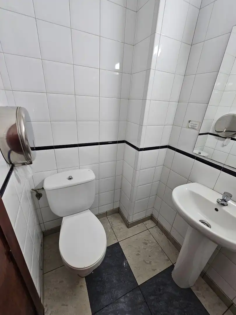 Baño de Local en venta en Blanes con Aire acondicionado, Terraza y Amueblado