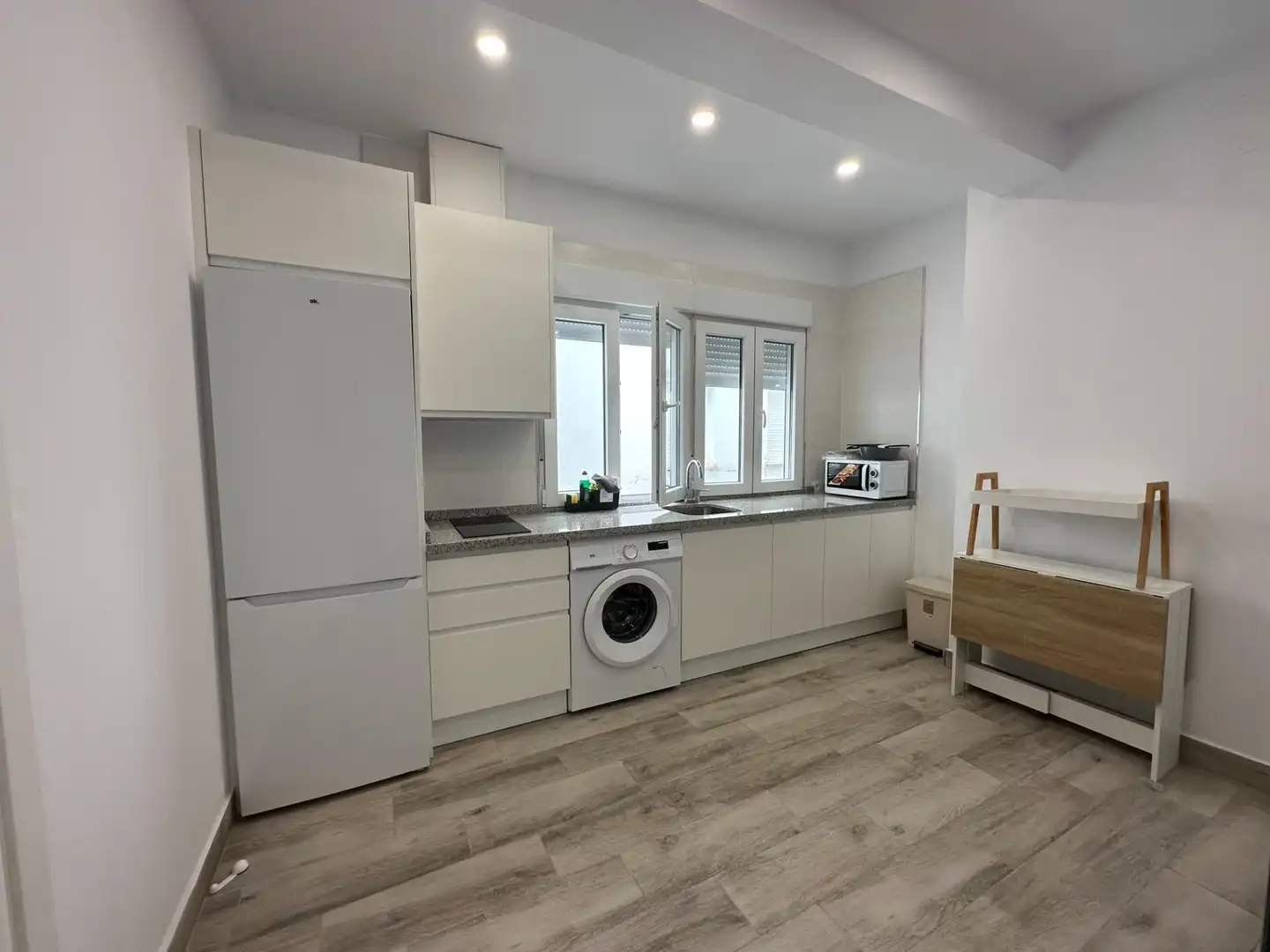 Cuina de Apartament de lloguer en Sevilla amb Aire condicionat i Moblat