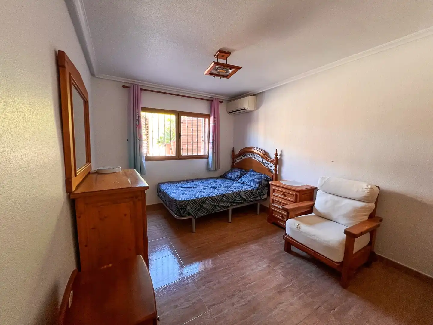 Habitación de Casa adosada en venta en Torrevieja con Aire acondicionado, Calefacción y Jardín privado