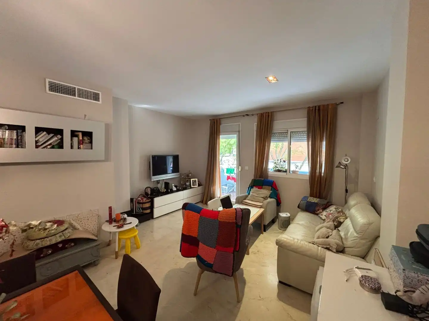 Wohnzimmer von Wohnung zum Verkauf in Bormujos mit Klimaanlage, Terrasse und Abstellraum