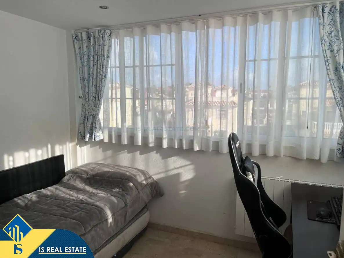 Habitación de Casa adosada en venta en Guardamar del Segura con Aire acondicionado, Calefacción y Jardín privado