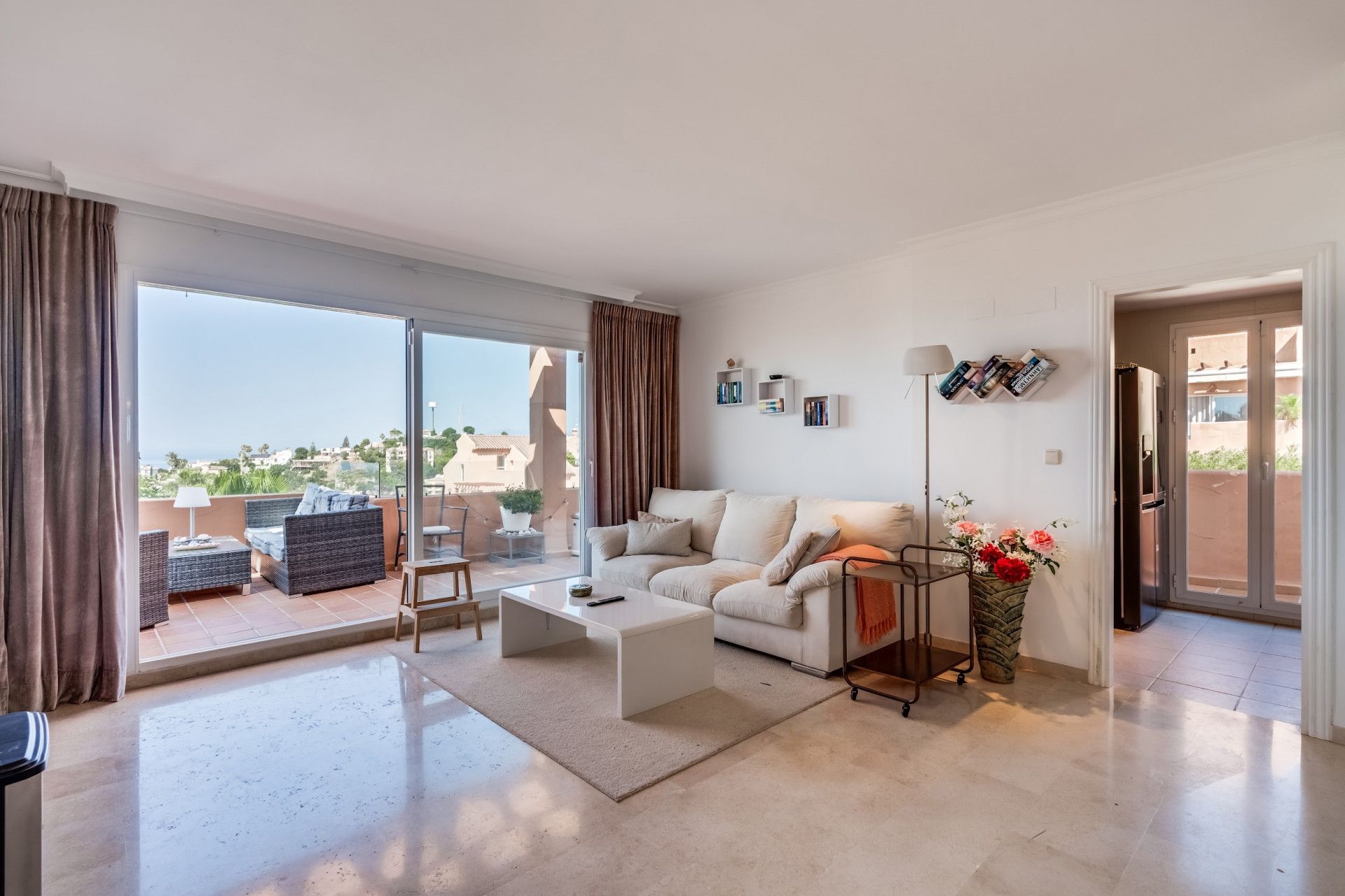 Sala d'estar de Àtic en venda en Marbella amb Aire condicionat, Terrassa i Piscina