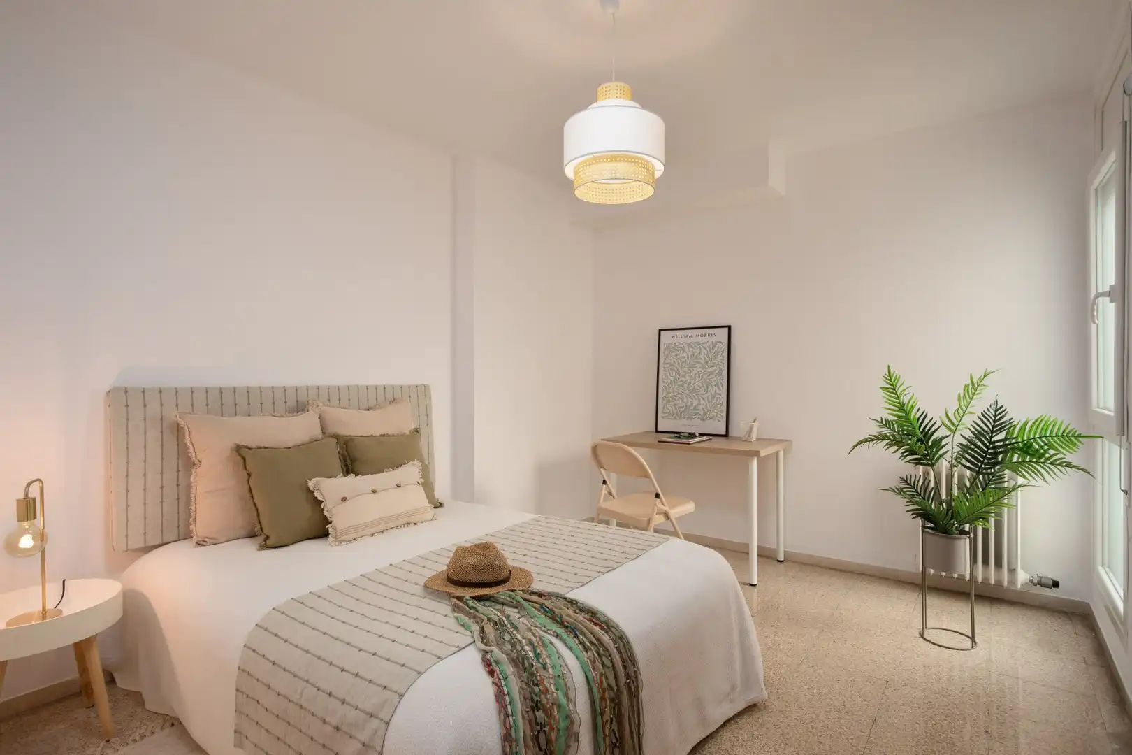 Schlafzimmer von Dachboden zum Verkauf in Girona mit Klimaanlage, Heizung und Terrasse