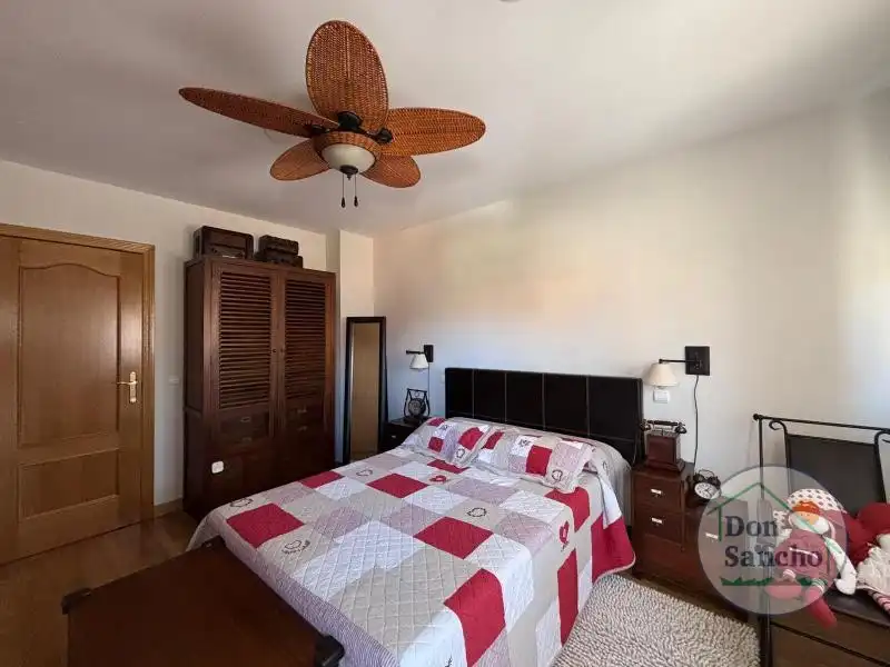 Habitación de Casa adosada en venta en Cabezón de Pisuerga con Calefacción, Jardín privado y Terraza