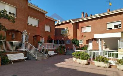 Vista exterior de Casa adosada en venda en Santa Coloma de Gramenet amb Aire condicionat i Balcó