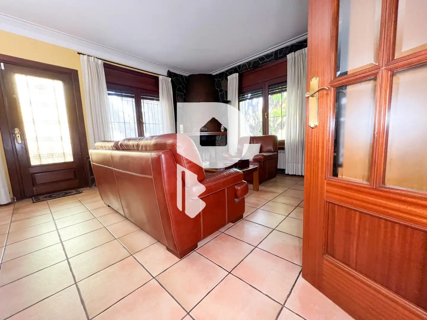 Sala d'estar de Casa o xalet en venda en Vallirana amb Calefacció, Jardí privat i Terrassa