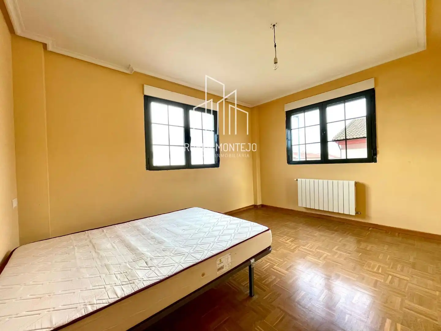 Habitación de Casa adosada en venta en Doñinos de Salamanca con Calefacción, Jardín privado y Trastero