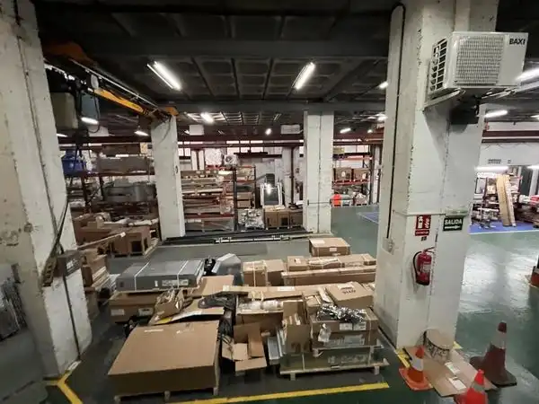 Nave industrial en venta en L'Hospitalet de Llobregat con Calefacción y Alarma