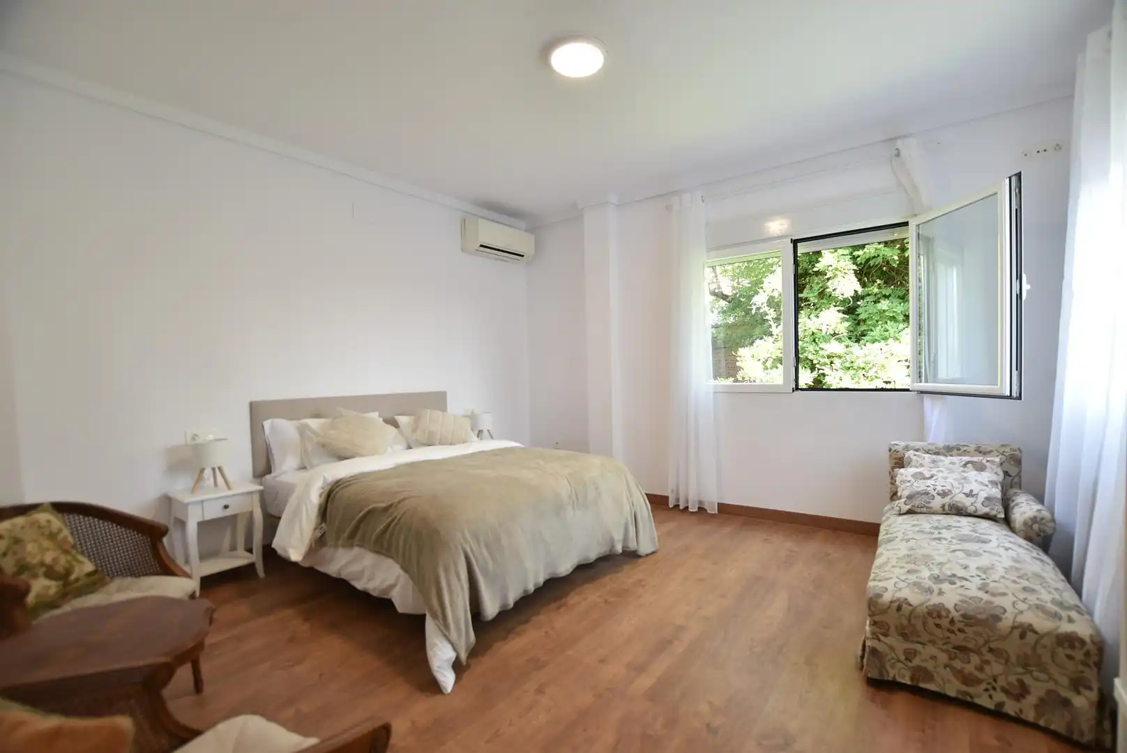 Dormitori de Casa o xalet de lloguer en Granada amb Aire condicionat, Terrassa i Piscina