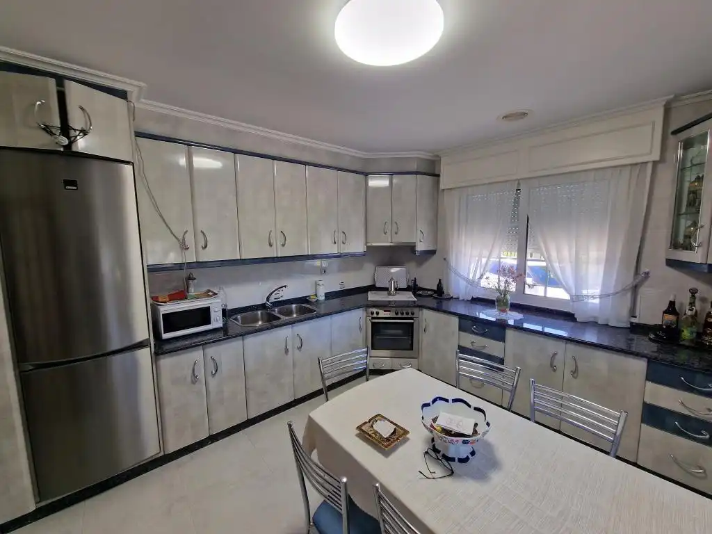 Cocina de Casa o chalet en venta en Ourense Capital  con Calefacción, Jardín privado y Parquet