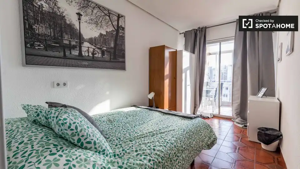 Habitación de Piso de alquiler en Valencia con Aire acondicionado, Calefacción y Amueblado