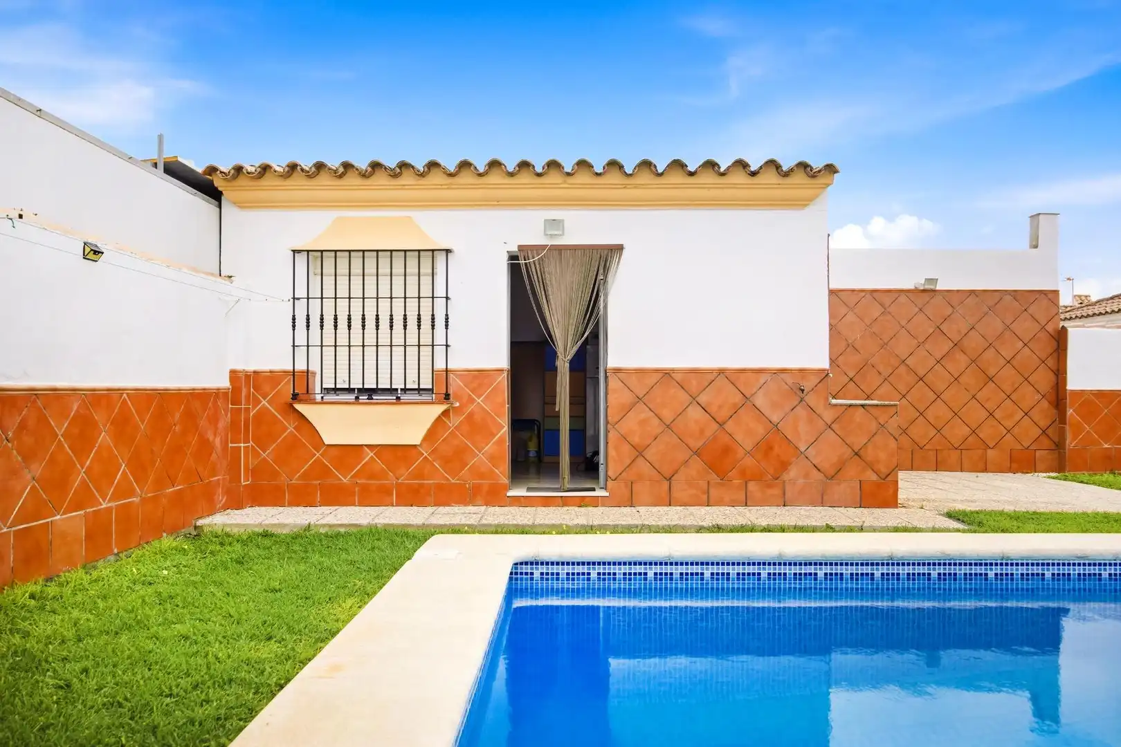 Vista exterior de Casa o xalet en venda en Chiclana de la Frontera amb Aire condicionat, Jardí privat i Terrassa