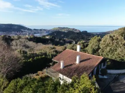 Vista exterior de Casa o xalet en venda en Zumaia amb Jardí privat, Terrassa i Moblat