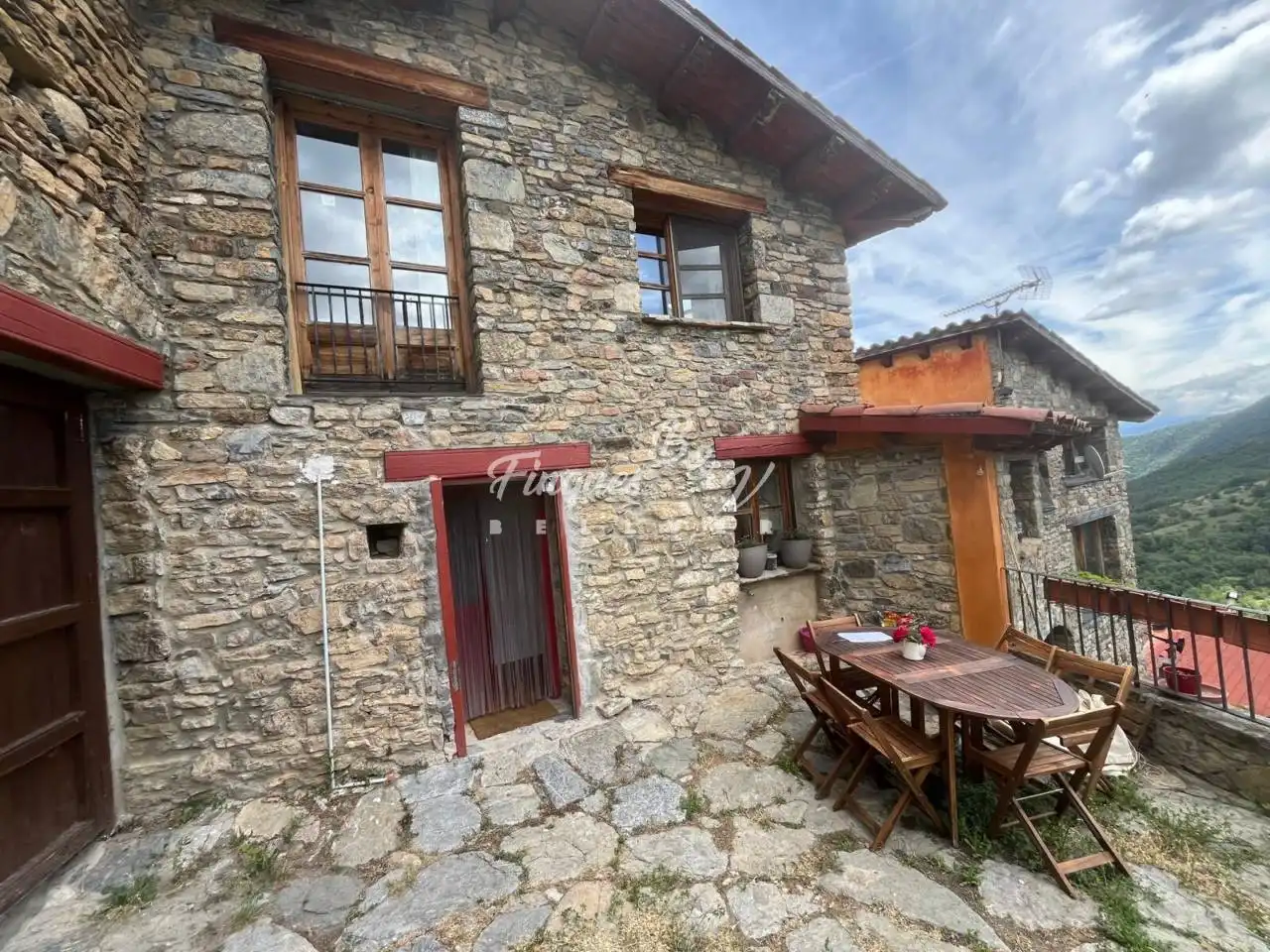 Vista exterior de Casa o xalet en venda en El Pont de Bar amb Calefacció, Jardí privat i Parquet
