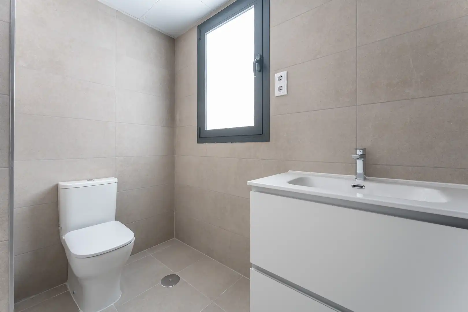 Bathroom of Flat for sale in Málaga  with Parquet flooring, Terrace and Storage room
