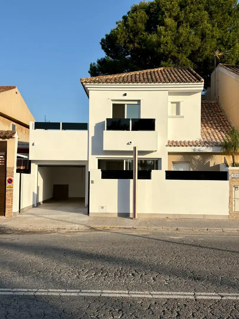 Vista exterior de Casa adosada en venda en San Javier amb Aire condicionat, Calefacció i Jardí privat