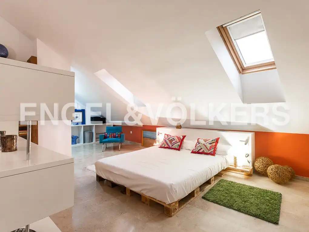 Schlafzimmer von Dachboden zur Miete in Valencia mit Heizung, Terrasse und Möbliert
