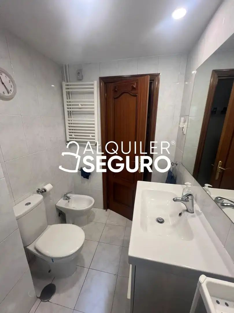 Bathroom of Flat for rent in Madrid  with Air Conditioner, Heating and Terrace
