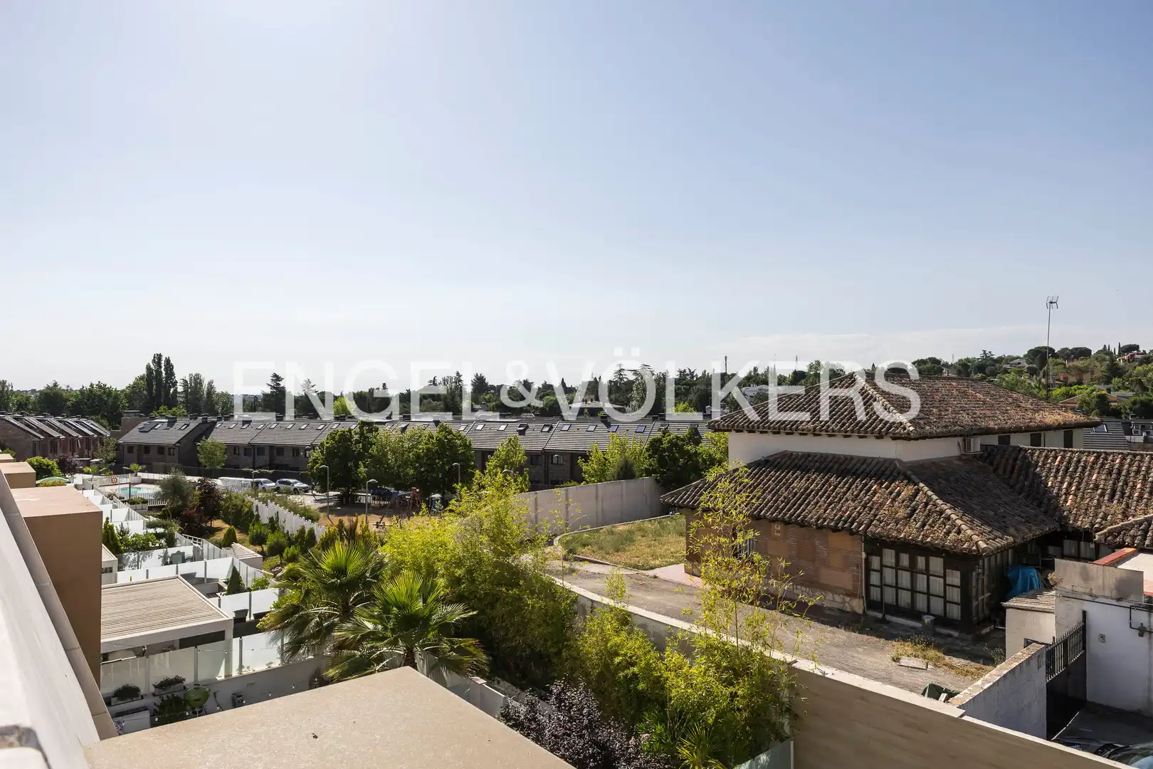 Vista exterior de Casa adosada en venta en Tres Cantos con Aire acondicionado, Calefacción y Jardín privado