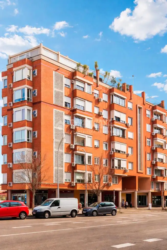 Vista exterior de Piso en venta en Madrid con Trastero y Amueblado