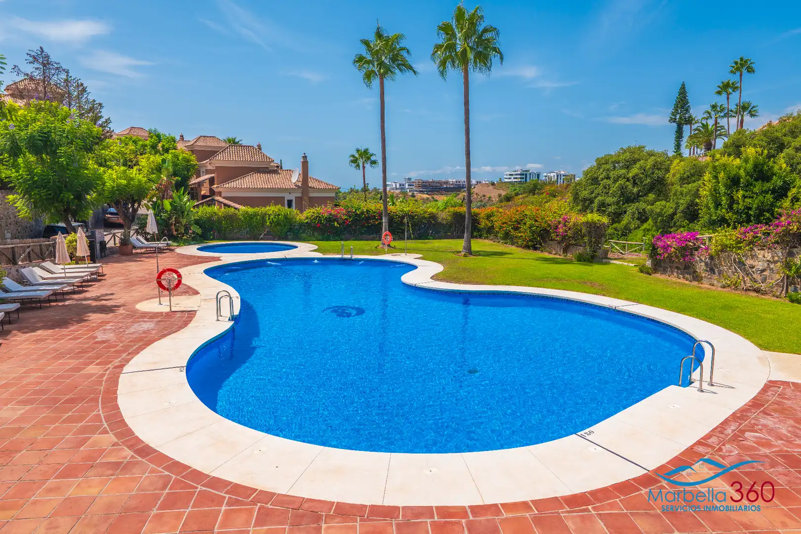 Piscina de Casa adosada en venta en Marbella con Aire acondicionado, Calefacción y Jardín privado